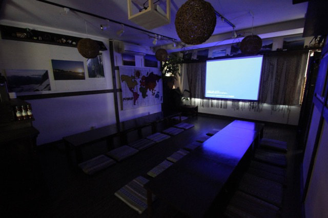 東京都内の撮影スタジオ、レンタルスペースOASISの空間。スクリーンイメージ。