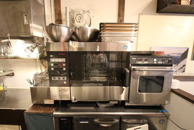 東京都内の撮影スタジオ、レンタルスペースOASISの空間。キッチン設備のスチームコンベクションオーブン。